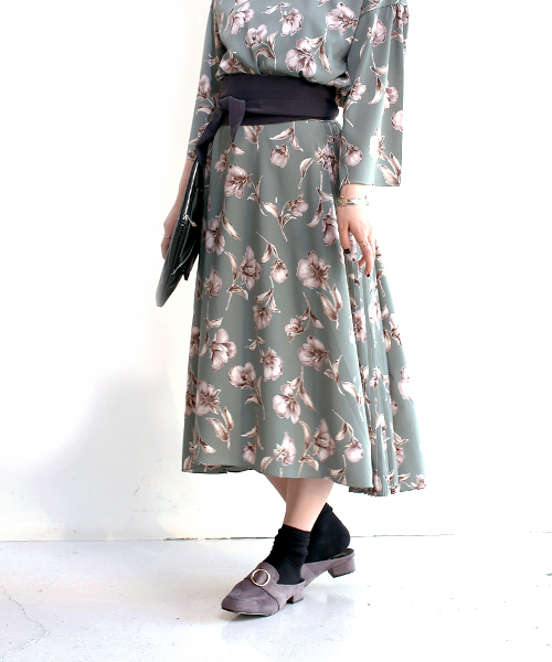 Bab Bou Jeloud（バブブージュルード）の「【WEB限定】ポピー柄サイドプリーツヘムフレアスカート(サッシュベルト付き)（スカート・レディース・アイボリー/ブラック/グリーン・38）」の3枚目の写真