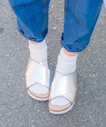 トレンド感たっぷり ぺたんこな クロスベルトサンダル で楽ちんおしゃれなコーデ Zozotown