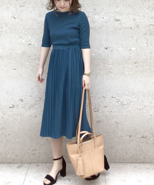Cheek（チーク）の「リブプリーツワンピース（ワンピース・レディース・ベージュ/イエロー/ブルー/ネイビー・MEDIUM）」の10枚目の写真