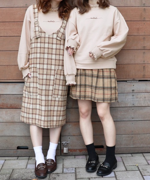 PairPair(ペアペア)の「裏起毛フリルネック刺繍プルオーバー(スウェット・レディース・ベージュ/モカ・FREE)」の9枚目の写真