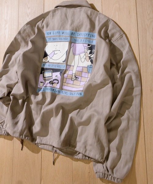 JOHN'S CLOSET(ジョンズクローゼット)の「【i】ツイル バッグイラストプリント コーチジャケット(ブルゾン・メンズ・ブラック/ベージュ/オリーブ・MEDIUM/LARGE)」の2枚目の写真