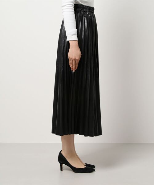 CHARM BERRY TIC（チャームベリーチック）の「フェイクレザー　アコーディオンプリーツスカート（スカート・レディース・ベージュ/コーラルピンク/ライトベージュ/ブラック/ブルー・M）」の8枚目の写真