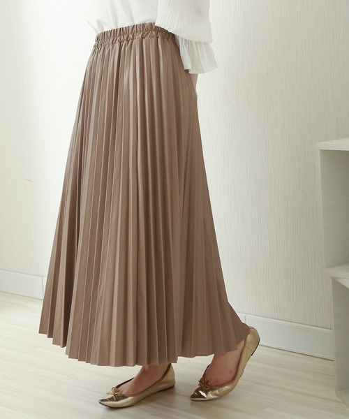 CHARM BERRY TIC（チャームベリーチック）の「フェイクレザー　アコーディオンプリーツスカート（スカート・レディース・ベージュ/コーラルピンク/ライトベージュ/ブラック/ブルー・M）」の3枚目の写真