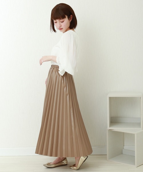 CHARM BERRY TIC（チャームベリーチック）の「フェイクレザー　アコーディオンプリーツスカート（スカート・レディース・ベージュ/コーラルピンク/ライトベージュ/ブラック/ブルー・M）」の9枚目の写真