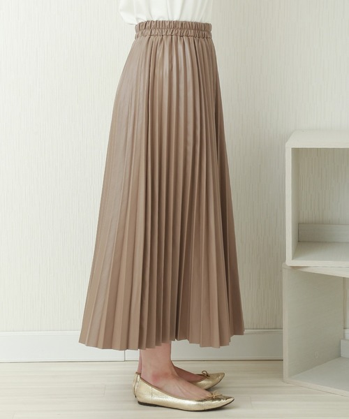 CHARM BERRY TIC（チャームベリーチック）の「フェイクレザー　アコーディオンプリーツスカート（スカート・レディース・ベージュ/コーラルピンク/ライトベージュ/ブラック/ブルー・M）」の17枚目の写真