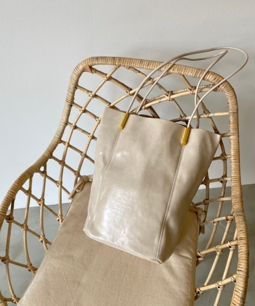 Aunt Marie's（アントマリーズ）の「【A4対応】フェイクレザーシンプルトート/AUNT MARIE'S（トートバッグ・レディース・ブラック/アイボリー・FREE）」の2枚目の写真