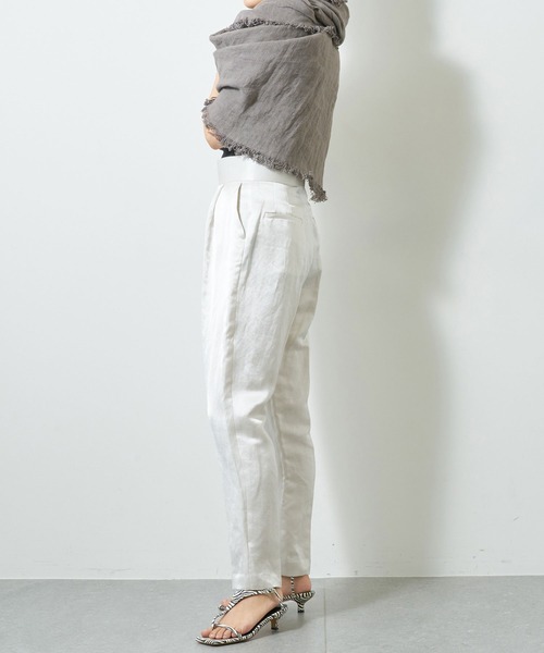 Whim Gazette（ウィムガゼット）の「サテンウエストマークタックパンツ（その他パンツ・レディース・ホワイト系その他/ベージュ・36/38）」の6枚目の写真