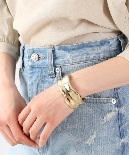 LOWRYS FARM(ローリーズファーム)の「ボリュームバングル 946190(バングル/リストバンド・レディース・シルバー/ゴールド/シルバー系その他・FREE)」の3枚目の写真