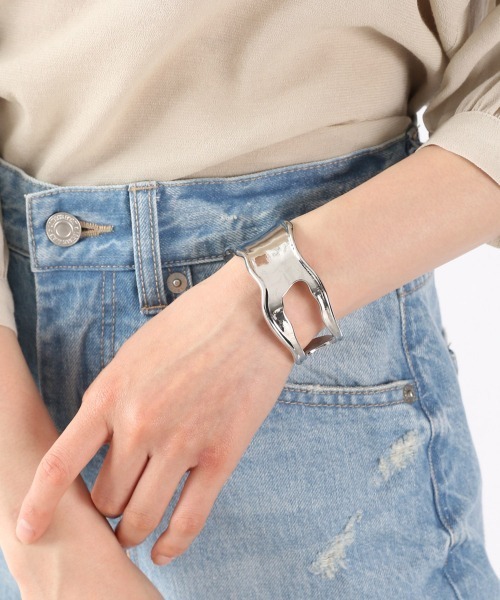 LOWRYS FARM(ローリーズファーム)の「ボリュームバングル 946190(バングル/リストバンド・レディース・シルバー/ゴールド/シルバー系その他・FREE)」の2枚目の写真