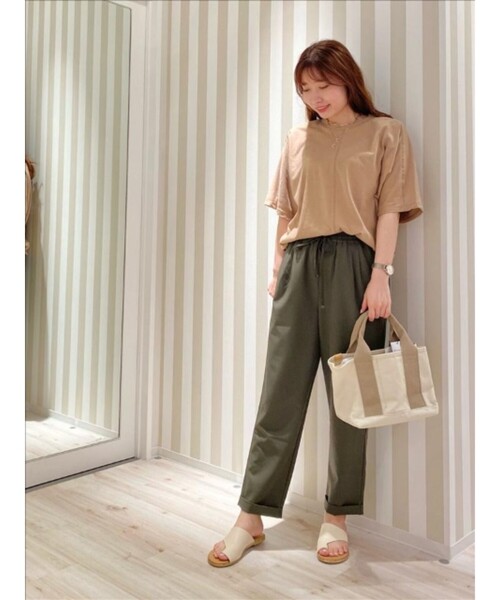 SHOO・LA・RUE（シューラルー）の「◆【S-3L】微光沢ツイルイージーテーパードパンツ（その他パンツ・レディース・ブラック/ベージュ/カーキ・02/03/04/05/01）」の5枚目の写真