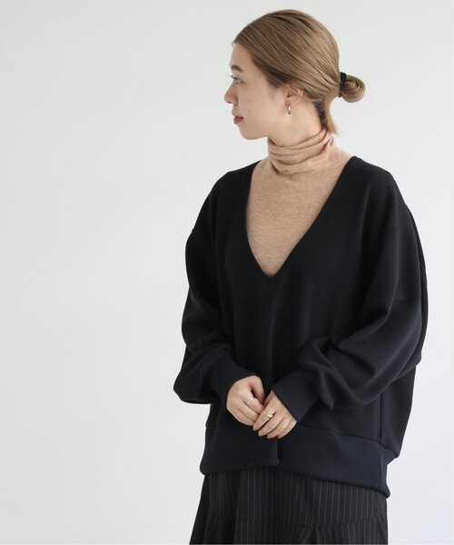 MJUKA.（ミューカ）の「深Vプルオーバー（Tシャツ/カットソー・レディース・ブラック/ベージュ・FREE）」の2枚目の写真