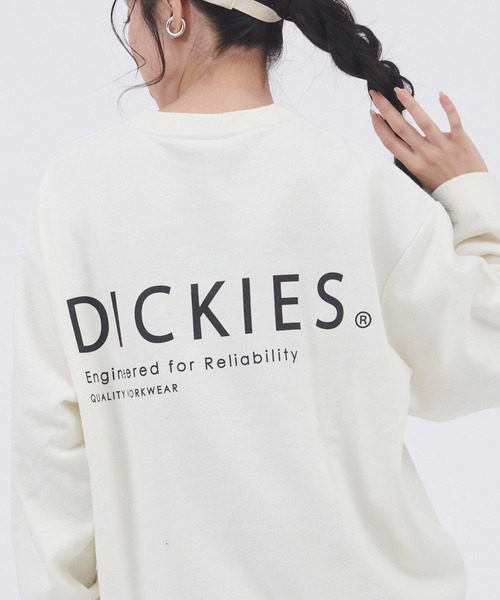 Dickies（ディッキーズ）の「Dickies/ディッキーズ コットン裏毛ロゴデザインプリントスウェット（スウェット・レディース・ブルー/ホワイト系その他4/ブラウン/ホワイト系その他2/ブラック/ラベンダー/オフホワイト/ホワイト系その他3・M/L）」の2枚目の写真