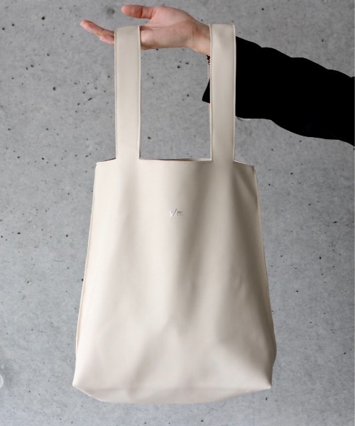 y/m by れぽすけ(イムバイレポスケ)の「フェイクレザートートBAG(トートバッグ・メンズ・ライトベージュ/ブラック・FREE)」の2枚目の写真