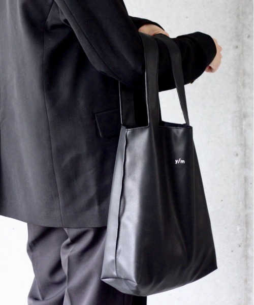 y/m by れぽすけ(イムバイレポスケ)の「フェイクレザートートBAG(トートバッグ・メンズ・ライトベージュ/ブラック・FREE)」の1枚目の写真