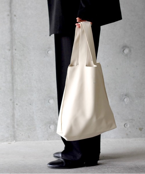 y/m by れぽすけ(イムバイレポスケ)の「フェイクレザートートBAG(トートバッグ・メンズ・ライトベージュ/ブラック・FREE)」の16枚目の写真