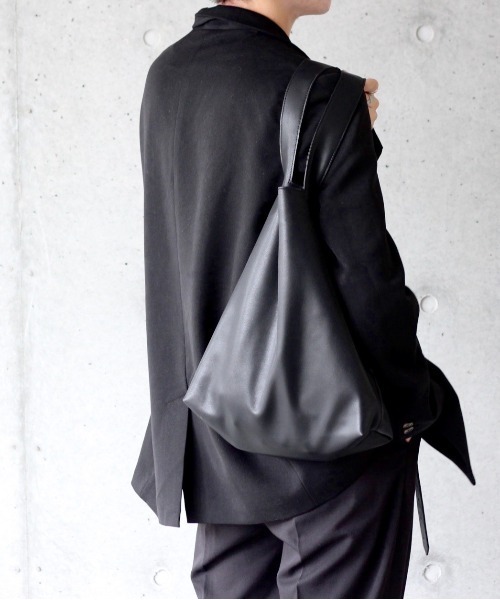 y/m by れぽすけ(イムバイレポスケ)の「フェイクレザートートBAG(トートバッグ・メンズ・ライトベージュ/ブラック・FREE)」の9枚目の写真