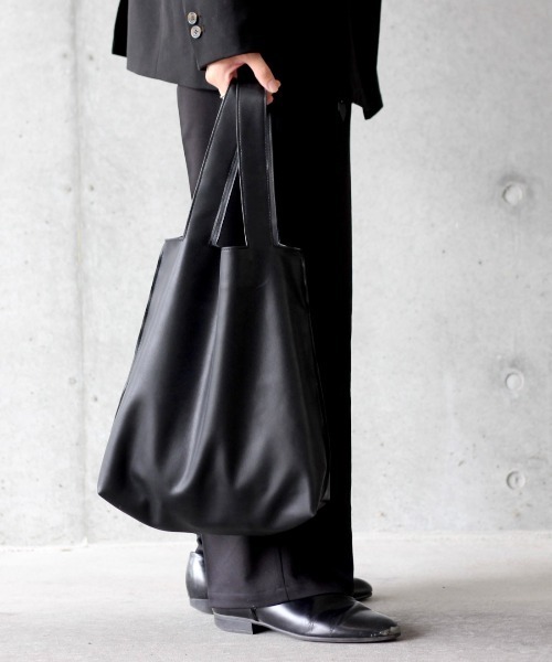 y/m by れぽすけ(イムバイレポスケ)の「フェイクレザートートBAG(トートバッグ・メンズ・ライトベージュ/ブラック・FREE)」の5枚目の写真