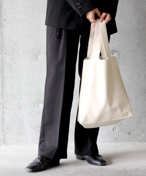 y/m by れぽすけ(イムバイレポスケ)の「フェイクレザートートBAG(トートバッグ・メンズ・ライトベージュ/ブラック・FREE)」の8枚目の写真