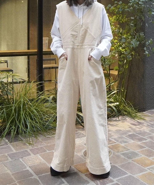 HEYUMM（ヘユム）の「コーデュロイオーバーオール（サロペット/オーバーオール・レディース・ブラック/ピンク/アイボリー・ONE）」の4枚目の写真