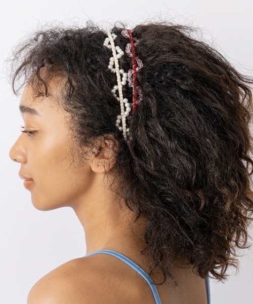 Casselini（キャセリーニ）の「Casselini(キャセリーニ)なみなみビーズカチューシャ（カチューシャ・レディース・ネイビー/レッド/オフホワイト/イエロー・FREE）」の4枚目の写真