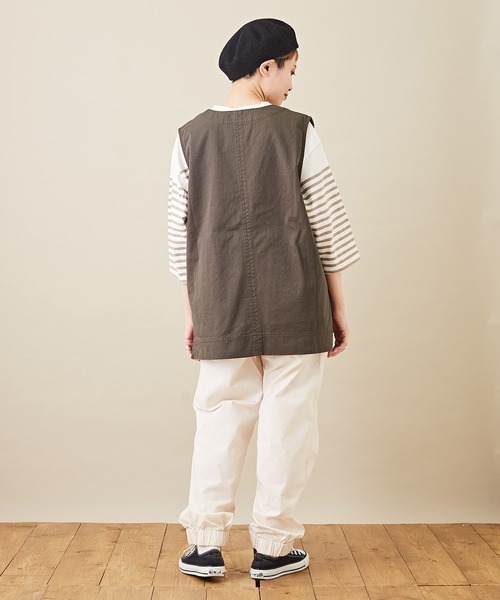 CUBE SUGAR(キューブシュガー)の「ツイル Vネック 無地 ベスト(ベスト・レディース・チャコールグレー/ベージュ/カーキ・M)」の18枚目の写真