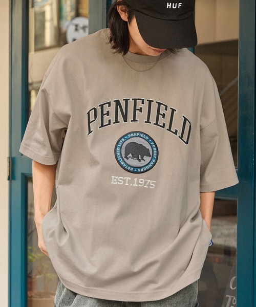 PEN FIELD(ペンフィールド)の「PENFIELD/ペンフィールド 別注 カレッジアーチロゴワッペン/ツイル刺繍ビッグシルエット半袖 Tシャツ(Tシャツ/カットソー・メンズ・スミクロ/ネイビー/グリーン/ホワイト/グリーン系/ネイビー系/ホワイト系/ブラック系/ブラウン/サックスブルー/グレイッシュベージュ/アッシュグレー/ネイビー系1・M/L)」の7枚目の写真