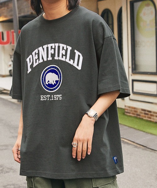 PEN FIELD(ペンフィールド)の「PENFIELD/ペンフィールド 別注 カレッジアーチロゴワッペン/ツイル刺繍ビッグシルエット半袖 Tシャツ(Tシャツ/カットソー・メンズ・スミクロ/ネイビー/グリーン/ホワイト/グリーン系/ネイビー系/ホワイト系/ブラック系/ブラウン/サックスブルー/グレイッシュベージュ/アッシュグレー/ネイビー系1・M/L)」の15枚目の写真