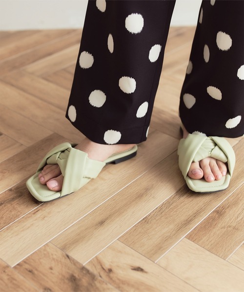 titivate（ティティベイト）の「編み込みフェイクレザーフラットサンダル（サンダル・レディース・ブラック/イエロー/アイボリー/モカ/グリーン系その他・LL/S/M/L）」の5枚目の写真