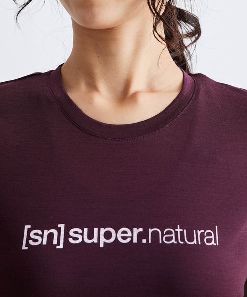 SN super.natural（スーパーナチュラル）の「【super.natural】HORIZONTAL SNLOGO 半袖ロゴTシャツ（Tシャツ/カットソー・レディース・ワイン/ブラック/グリーン・S）」の9枚目の写真