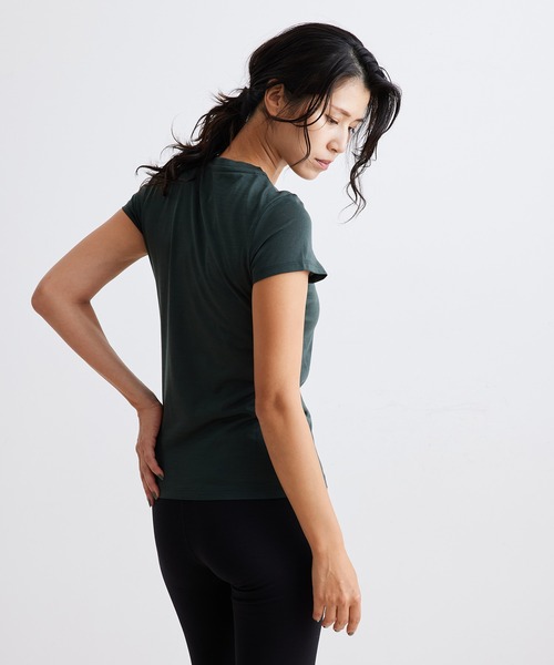 SN super.natural（スーパーナチュラル）の「【super.natural】HORIZONTAL SNLOGO 半袖ロゴTシャツ（Tシャツ/カットソー・レディース・ワイン/ブラック/グリーン・S）」の6枚目の写真