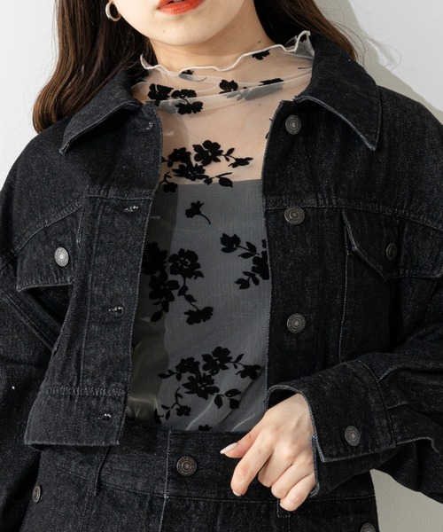 Chico（チコ）の「【新色追加】花柄フロッキーボトルネックトップス（Tシャツ/カットソー・レディース・ブラック/ベージュ/グレー/アイボリー/ピンクベージュ・FREE）」の2枚目の写真