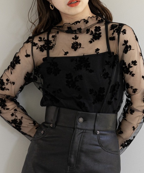 Chico（チコ）の「【新色追加】花柄フロッキーボトルネックトップス（Tシャツ/カットソー・レディース・ブラック/ベージュ/グレー/アイボリー/ピンクベージュ・FREE）」の3枚目の写真