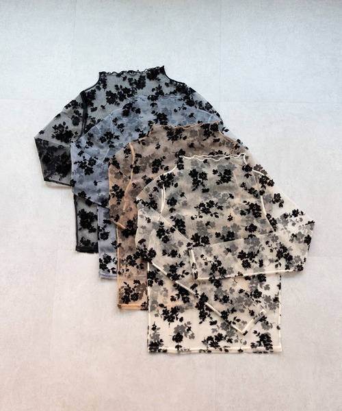 Chico（チコ）の「【新色追加】花柄フロッキーボトルネックトップス（Tシャツ/カットソー・レディース・ブラック/ベージュ/グレー/アイボリー/ピンクベージュ・FREE）」の17枚目の写真