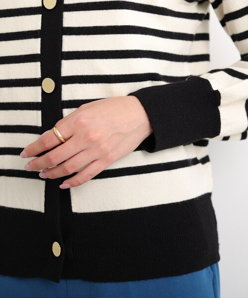 DRESKIP(ドレスキップ)の「◆ゴールド釦クルーネックカーディガン(カーディガン/ボレロ・レディース・イエロー/ブラック系2/ブルー/ブラック・02/03/04)」の10枚目の写真