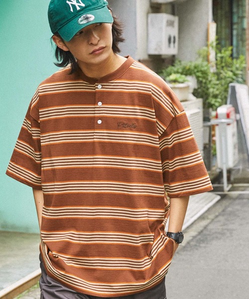 MONO-MART(モノマート)の「【retock's】ロゴ刺繍 マルチボーダー ビッグシルエットヘンリーネック半袖Tシャツ(Tシャツ/カットソー・レディース・ブルー/グリーン/ブラウン/オフホワイト/ブラック/杢グレー・M/L)」の5枚目の写真