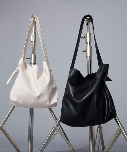 Ellno Loset(エルノロゼット)の「フェイクレザーショルダーバッグ(ショルダーバッグ・メンズ・アイボリー/ブラック・FREE)」の2枚目の写真