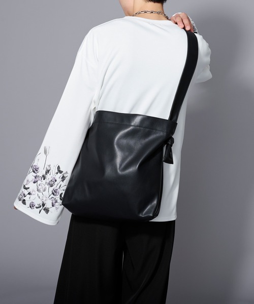 Ellno Loset(エルノロゼット)の「フェイクレザーショルダーバッグ(ショルダーバッグ・メンズ・アイボリー/ブラック・FREE)」の7枚目の写真