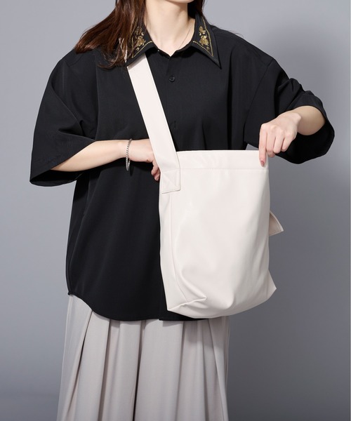 Ellno Loset(エルノロゼット)の「フェイクレザーショルダーバッグ(ショルダーバッグ・メンズ・アイボリー/ブラック・FREE)」の3枚目の写真