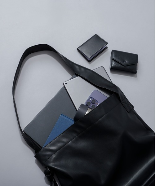 Ellno Loset(エルノロゼット)の「フェイクレザーショルダーバッグ(ショルダーバッグ・メンズ・アイボリー/ブラック・FREE)」の8枚目の写真