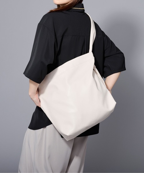 Ellno Loset(エルノロゼット)の「フェイクレザーショルダーバッグ(ショルダーバッグ・メンズ・アイボリー/ブラック・FREE)」の4枚目の写真