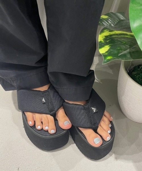 ROXY（ロキシー）の「SUNNY SUNSET/ロキシーサンダル（サンダル・レディース・ブラック/ピンク/グリーン・SMALL/MEDIUM/LARGE）」の2枚目の写真