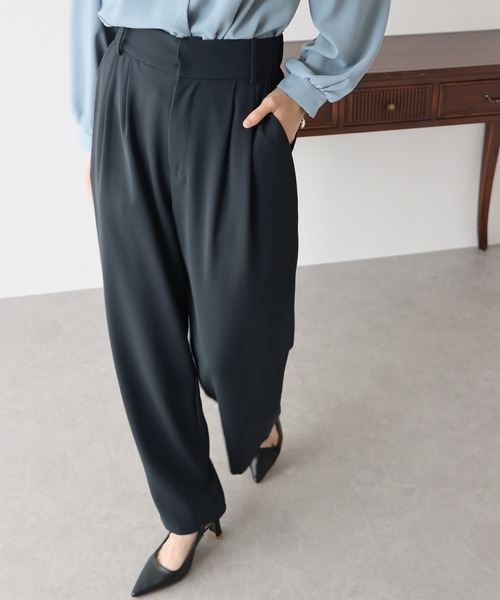 BLUEEAST（ブルーイースト）の「ハイウエストツータックスラックス（スラックス・レディース・グレイッシュベージュ/ブルー/グレー/ブラック・MEDIUM/LARGE）」の3枚目の写真