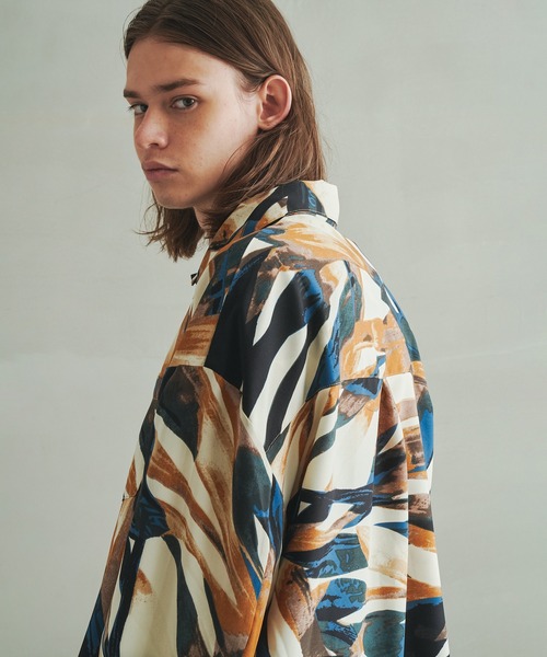 Revo.（レボ）の「Revo. レトロ アブストラクト アートプリント レギュラーカラーシャツ 長袖シャツ（シャツ/ブラウス・メンズ・ワイン/ブルー/グリーン・1/2）」の5枚目の写真