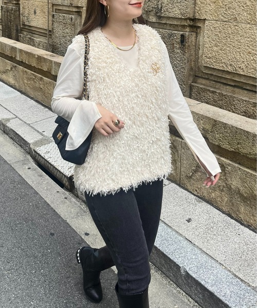 prose verse（プロズヴェール）の「Vネックふわふわフリンジベスト（ベスト・レディース・ピンク/アイボリー/ブラック・MEDIUM）」の2枚目の写真