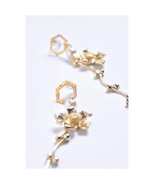 tone（トーン）の「【Astyle】goldflowerヘキサゴンステンレスピアス(MA)（ピアス（両耳用）・レディース・ゴールド・FREE）」の2枚目の写真