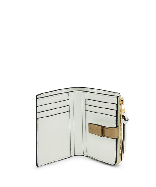 LOEWE(ロエベ)の「スリムジップ バイフォールド ウォレット(ソフトグレインカーフ)(財布・レディース・ベージュ系その他/グリーン系その他・ONE SIZE)」の3枚目の写真
