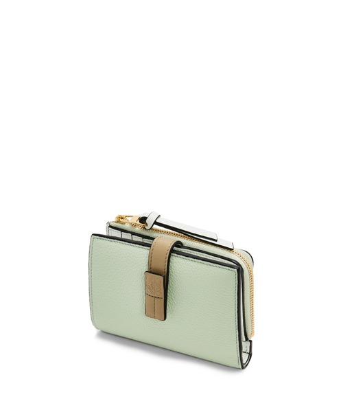 LOEWE(ロエベ)の「スリムジップ バイフォールド ウォレット(ソフトグレインカーフ)(財布・レディース・ベージュ系その他/グリーン系その他・ONE SIZE)」の7枚目の写真