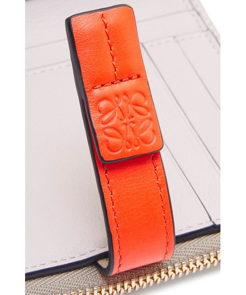 LOEWE(ロエベ)の「スリムジップ バイフォールド ウォレット(ソフトグレインカーフ)(財布・レディース・ベージュ系その他/グリーン系その他・ONE SIZE)」の11枚目の写真