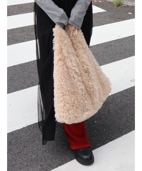 JUMELLE（ジュメロ）の「triangle fur bag（ショルダーバッグ・レディース・アイボリー/ベージュ・FREE）」の2枚目の写真