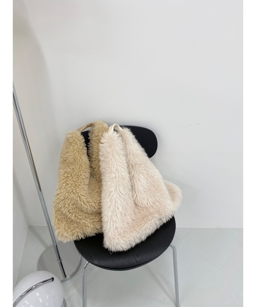 JUMELLE（ジュメロ）の「triangle fur bag（ショルダーバッグ・レディース・アイボリー/ベージュ・FREE）」の4枚目の写真
